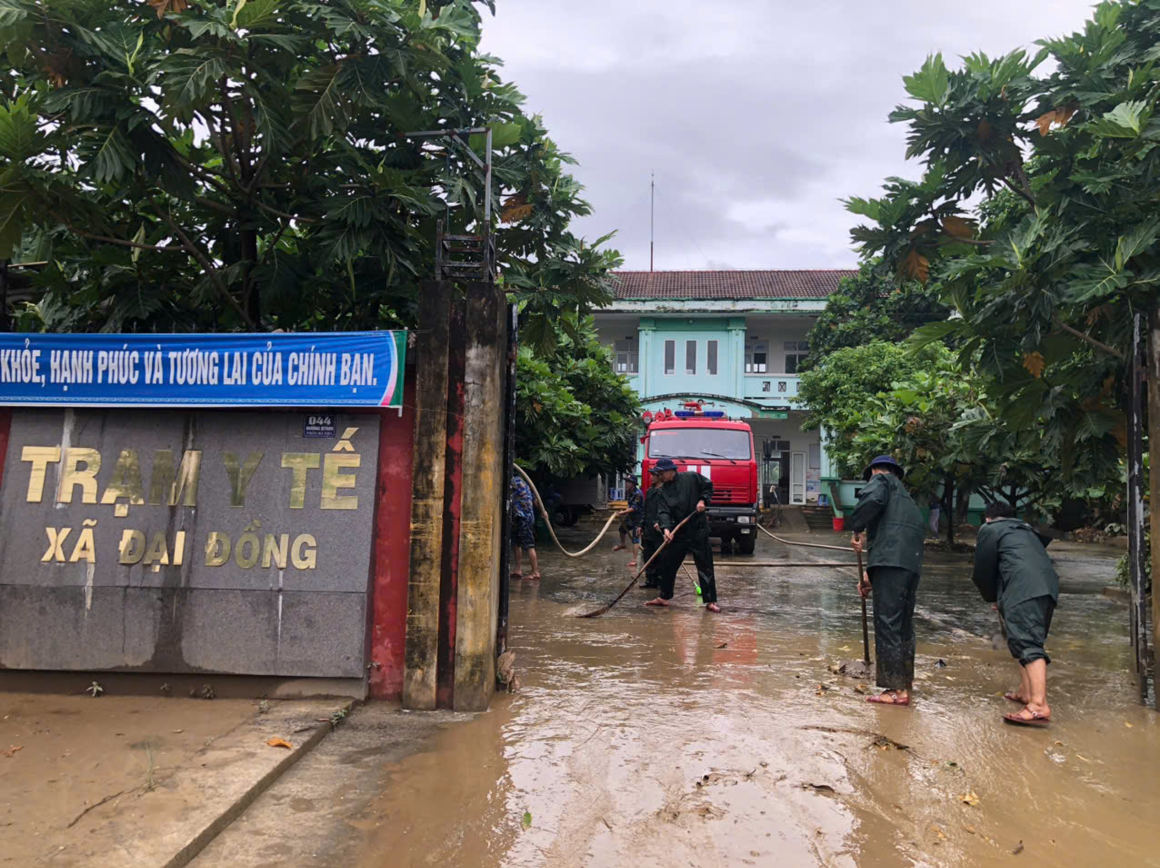 数百名海军第三区官兵涉水清理洪水后现场